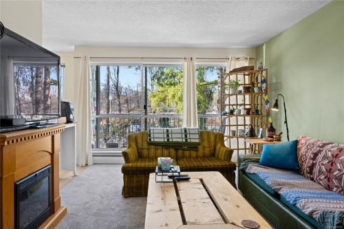 5201-999 Bowen Rd, Nanaimo, BC - Indoor Photo Showing Living Room With Fireplace