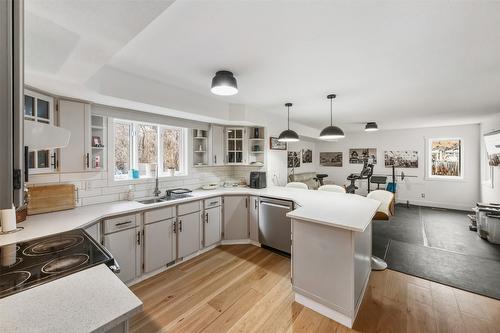 633 Pineview Drive, Kaleden, BC - Indoor Photo Showing Kitchen