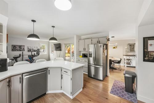 633 Pineview Drive, Kaleden, BC - Indoor Photo Showing Kitchen