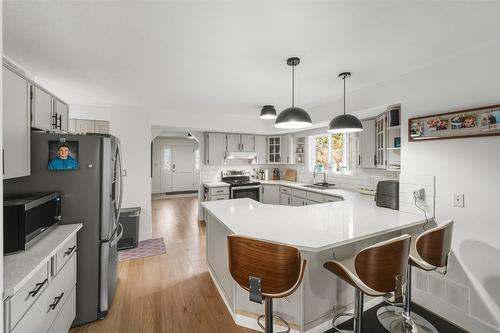 633 Pineview Drive, Kaleden, BC - Indoor Photo Showing Kitchen With Upgraded Kitchen