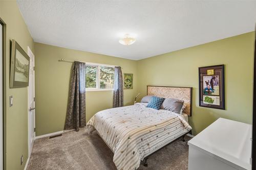 633 Pineview Drive, Kaleden, BC - Indoor Photo Showing Bedroom