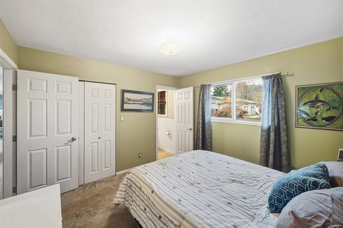 633 Pineview Drive, Kaleden, BC - Indoor Photo Showing Bedroom
