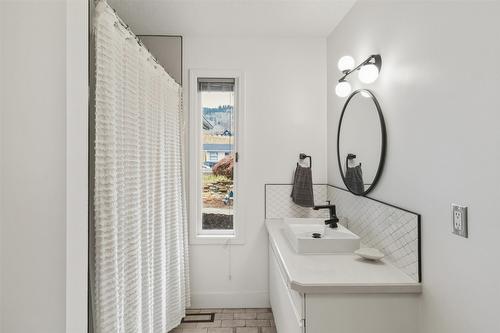 633 Pineview Drive, Kaleden, BC - Indoor Photo Showing Bathroom