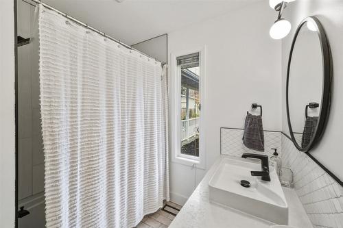633 Pineview Drive, Kaleden, BC - Indoor Photo Showing Bathroom