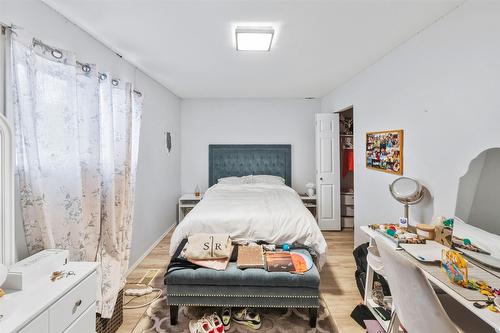 633 Pineview Drive, Kaleden, BC - Indoor Photo Showing Bedroom
