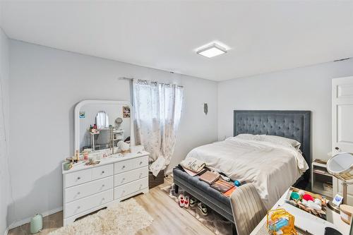 633 Pineview Drive, Kaleden, BC - Indoor Photo Showing Bedroom