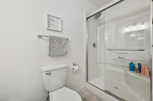 633 Pineview Drive, Kaleden, BC - Indoor Photo Showing Bathroom