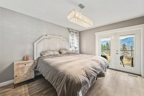 633 Pineview Drive, Kaleden, BC - Indoor Photo Showing Bedroom