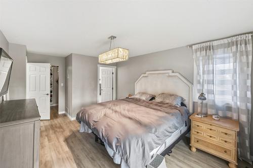 633 Pineview Drive, Kaleden, BC - Indoor Photo Showing Bedroom