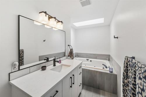 633 Pineview Drive, Kaleden, BC - Indoor Photo Showing Bathroom