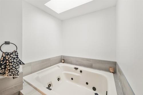 633 Pineview Drive, Kaleden, BC - Indoor Photo Showing Bathroom