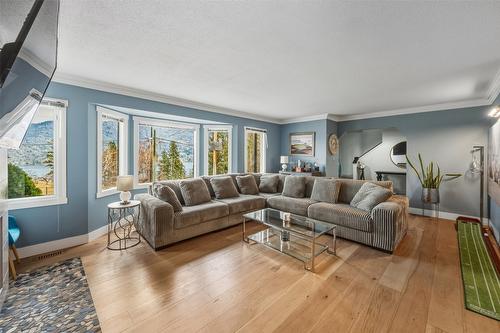 633 Pineview Drive, Kaleden, BC - Indoor Photo Showing Living Room