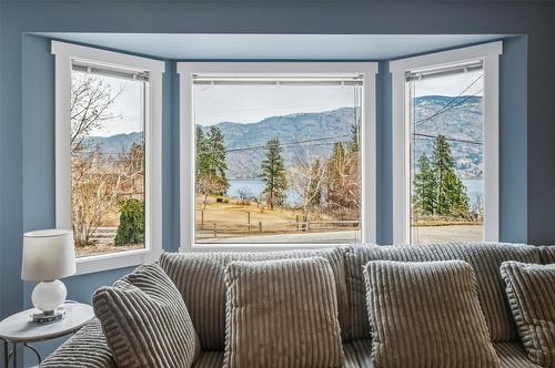 633 Pineview Drive, Kaleden, BC - Indoor Photo Showing Bedroom
