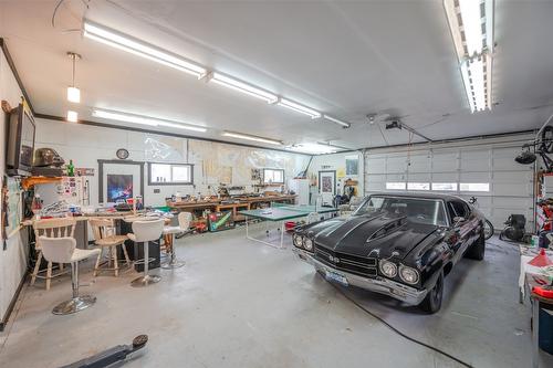 633 Pineview Drive, Kaleden, BC - Indoor Photo Showing Garage