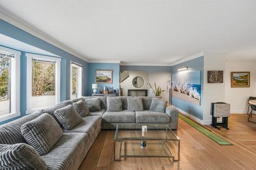 633 Pineview Drive, Kaleden, BC - Indoor Photo Showing Living Room