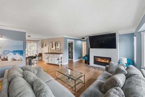 633 Pineview Drive, Kaleden, BC - Indoor Photo Showing Living Room With Fireplace