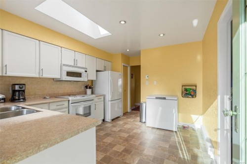 2617 Lancelot Pl, Central Saanich, BC 