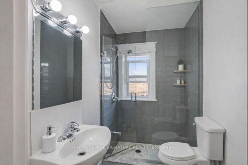 74 Kenilworth Avenue S, Hamilton, ON - Indoor Photo Showing Bathroom