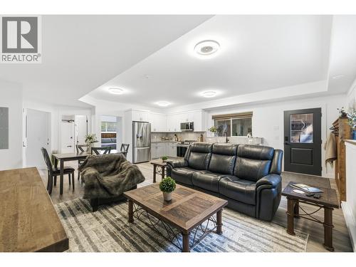 714 Lake Court, West Kelowna, BC - Indoor Photo Showing Living Room