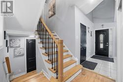 67 Kenilworth Cres - hallway entrance - 