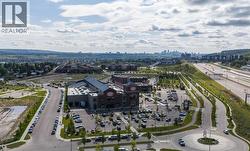 Farmer's market and off leash dog park walking distance - 