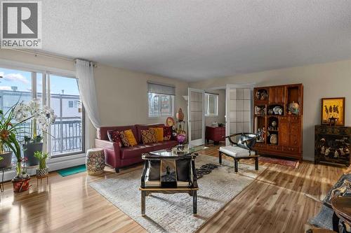 301, 305 25 Avenue Sw, Calgary, AB - Indoor Photo Showing Living Room
