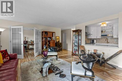 301, 305 25 Avenue Sw, Calgary, AB - Indoor Photo Showing Living Room
