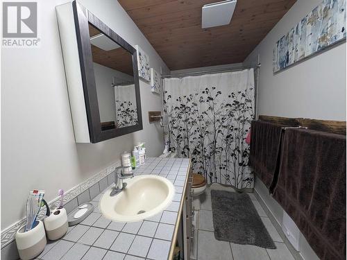 10281 Lee Road, Williams Lake, BC - Indoor Photo Showing Bathroom