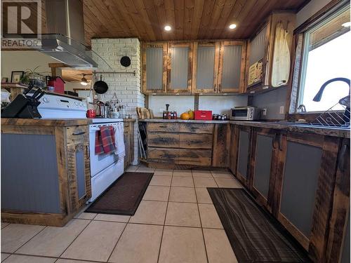10281 Lee Road, Williams Lake, BC - Indoor Photo Showing Kitchen