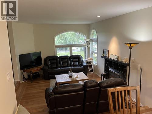 1921 Fairway Road, Quesnel, BC - Indoor Photo Showing Living Room