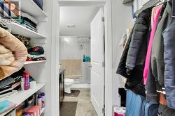 WALKIN CLOSET - 