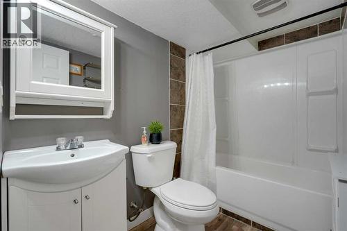 312 Pinegreen Close Ne, Calgary, AB - Indoor Photo Showing Bathroom