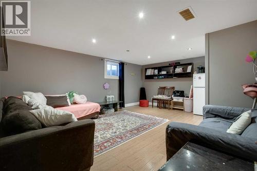 312 Pinegreen Close Ne, Calgary, AB - Indoor