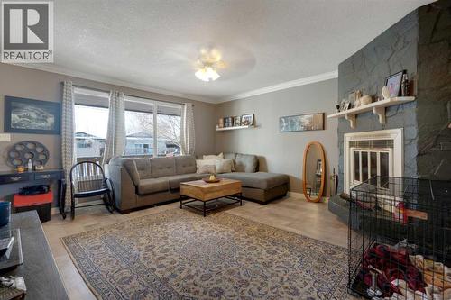 312 Pinegreen Close Ne, Calgary, AB - Indoor Photo Showing Living Room