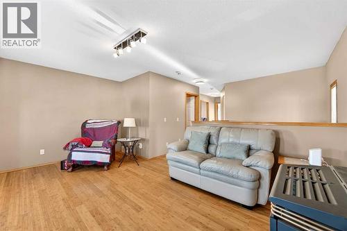 30 Tuscarora Way Nw, Calgary, AB - Indoor Photo Showing Living Room