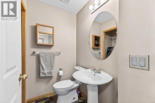 30 Tuscarora Way Nw, Calgary, AB - Indoor Photo Showing Bathroom