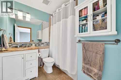 30 Tuscarora Way Nw, Calgary, AB - Indoor Photo Showing Bathroom