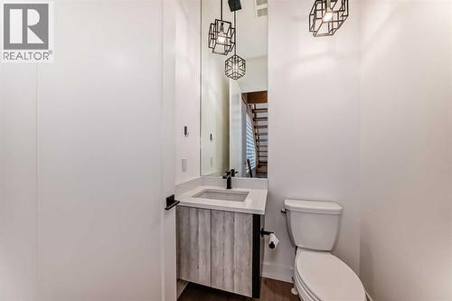 923 36A Street Nw, Calgary, AB - Indoor Photo Showing Bathroom