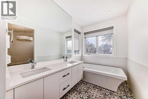 923 36A Street Nw, Calgary, AB - Indoor Photo Showing Bathroom