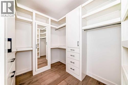923 36A Street Nw, Calgary, AB - Indoor With Storage