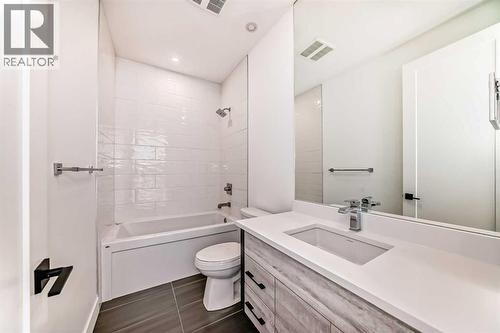 923 36A Street Nw, Calgary, AB - Indoor Photo Showing Bathroom