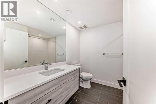 923 36A Street Nw, Calgary, AB - Indoor Photo Showing Bathroom
