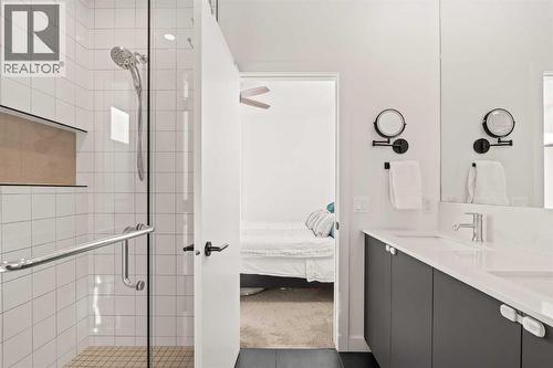 1940 Bowness Road Nw, Calgary, AB - Indoor Photo Showing Bathroom