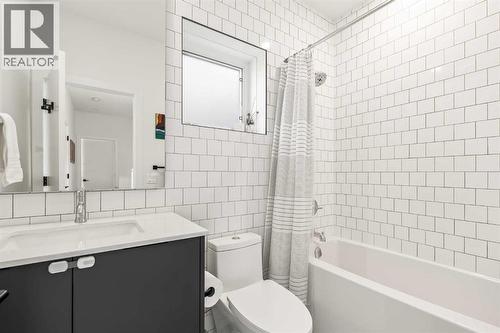 1940 Bowness Road Nw, Calgary, AB - Indoor Photo Showing Bathroom
