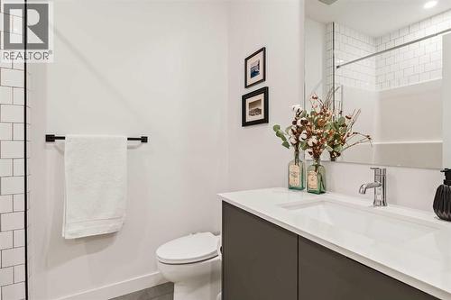 1940 Bowness Road Nw, Calgary, AB - Indoor Photo Showing Bathroom