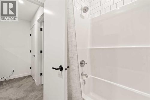 1940 Bowness Road Nw, Calgary, AB - Indoor Photo Showing Bathroom