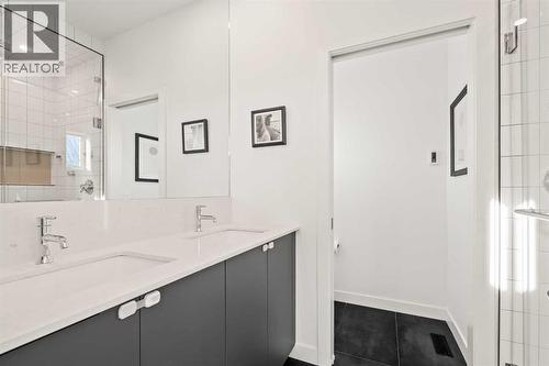 1940 Bowness Road Nw, Calgary, AB - Indoor Photo Showing Bathroom