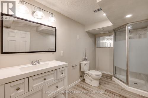 719 Peel Street, Woodstock (Woodstock - South), ON - Indoor Photo Showing Bathroom