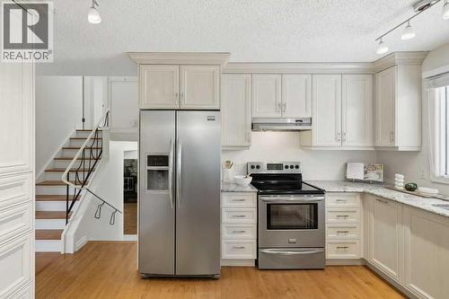 3703 Valdes Place Nw, Calgary, AB - Indoor Photo Showing Kitchen With Stainless Steel Kitchen With Upgraded Kitchen