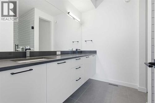 2104 17A Street Sw, Calgary, AB - Indoor Photo Showing Bathroom